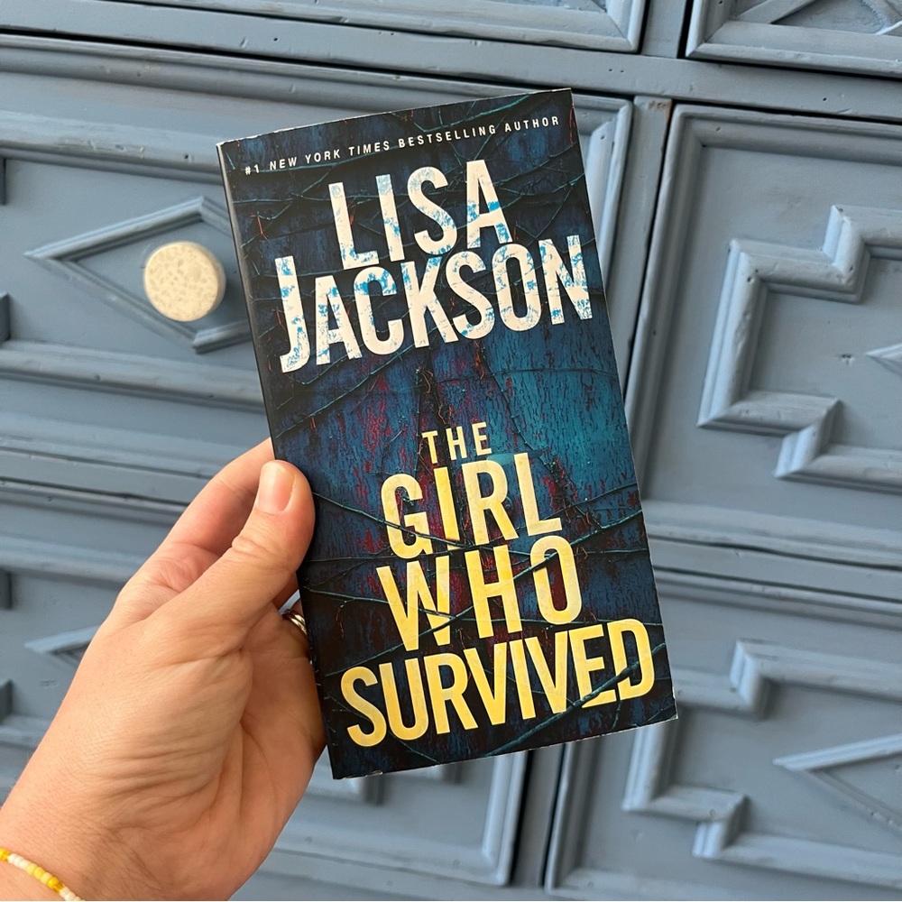 Lisa Jackson • the girl who survived paperback book thriller 📚